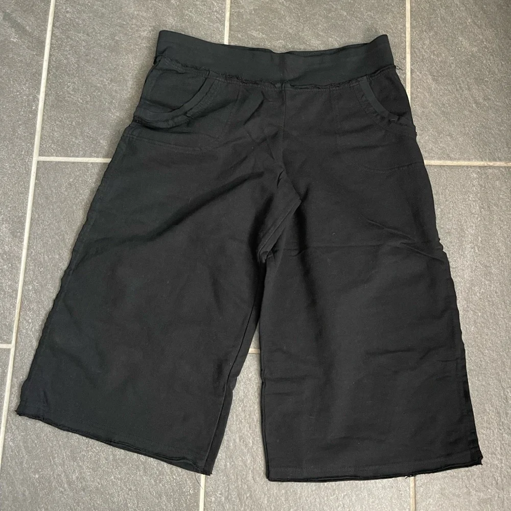 Women Capri Pants - Picture 3 of 7